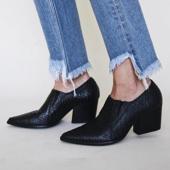 Matisse Madeleine Black Embossed Leather Short Ankle Booties Size 9.5 M - Picture 1 of 10